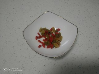 9、银耳、山药、红枣、草莓羹,捞出