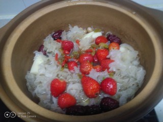 15、银耳、山药、红枣、草莓羹,小火煮50分钟，放入草莓、枸杞、葡萄干