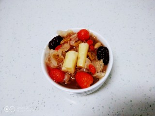 17、银耳、山药、红枣、草莓羹,盛入碗里