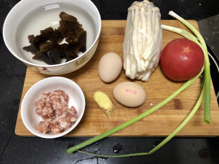 1、白玉菇鸡蛋汤,食材合照：白玉菇一把约250g，干木耳数朵温水提前泡发，番茄一个，猪肉末约80g，鸡蛋两个，姜一小块，小葱两根