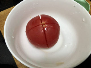 2、白玉菇鸡蛋汤,番茄清洗表面划十字花刀