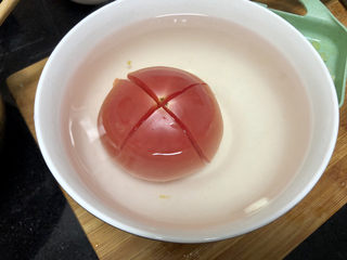 3、白玉菇鸡蛋汤,加入开水，浸泡三分钟左右方便剥皮