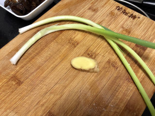 4、白玉菇鸡蛋汤,小葱择好洗净，姜搓洗干净