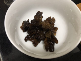 5、白玉菇鸡蛋汤,木耳流动水下揉搓洗净