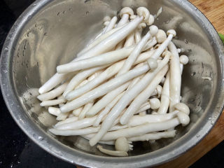 6、白玉菇鸡蛋汤,白玉菇清洗备用