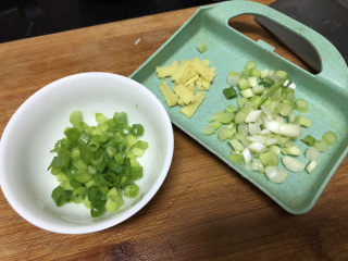 7、白玉菇鸡蛋汤,改刀：小葱葱白葱绿分别切末，姜切丝