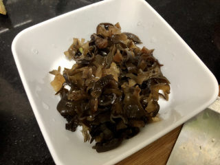 8、白玉菇鸡蛋汤,木耳切丝