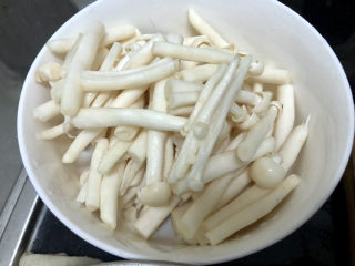 9、白玉菇鸡蛋汤,白玉菇中间切断