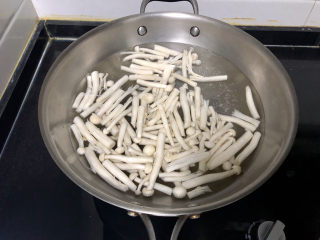 10、白玉菇鸡蛋汤,坐锅烧水，水开下白玉菇，焯水一分钟