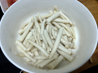 11、白玉菇鸡蛋汤,捞出备用