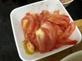 13、白玉菇鸡蛋汤,番茄切块