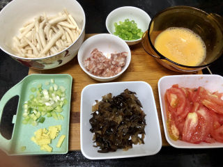 14、白玉菇鸡蛋汤,全部食材准备好