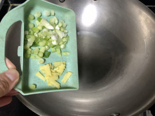 15、白玉菇鸡蛋汤,热锅冷油，下葱白姜丝小火煸香