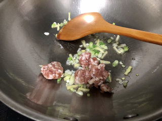 16、白玉菇鸡蛋汤,加入肉末，煸炒到肉末发白