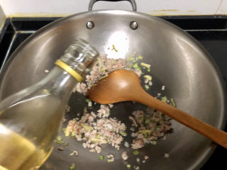 17、白玉菇鸡蛋汤,淋一茶匙料酒煸炒去腥