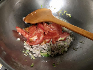 18、白玉菇鸡蛋汤,下番茄块，煸炒一分钟