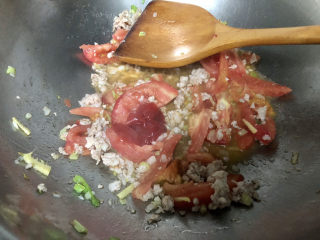 19、白玉菇鸡蛋汤,加入一汤匙番茄酱，翻炒均匀