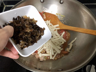 21、白玉菇鸡蛋汤,加入木耳丝翻炒均匀