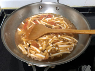 22、白玉菇鸡蛋汤,加入适量热水，煮开