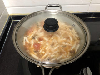 26、白玉菇鸡蛋汤,加盖小火炖煮5分钟