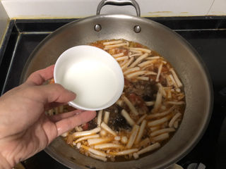 27、白玉菇鸡蛋汤,转大火，淋适量水淀粉，稍微收汁