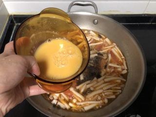 28、白玉菇鸡蛋汤,淋蛋液，阿晨用漏勺淋的蛋液，成很细的蛋花