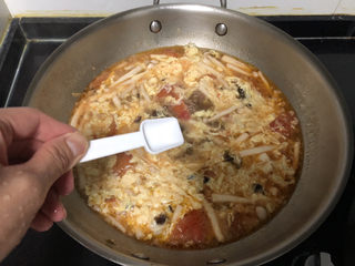 29、白玉菇鸡蛋汤,尝下咸淡，根据个人口味添加少许盐定味