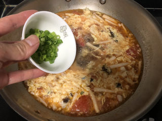 31、白玉菇鸡蛋汤,撒上葱末，即可