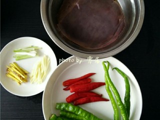 1、爆炒猪肝,备好食材：猪肝，二荆条，小米辣； 