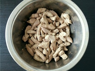 4、爆炒猪肝,将猪肝倒进去焯水，观察猪肝表面变色后，立即捞出用清水洗净，并沥干水分；