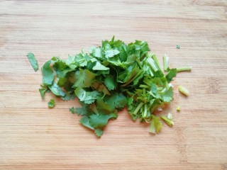 1、冬日暖心菜  番茄金针菇浓汤,香菜洗干净切碎。