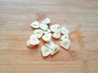 2、冬日暖心菜  番茄金针菇浓汤,大蒜洗干净切成片。