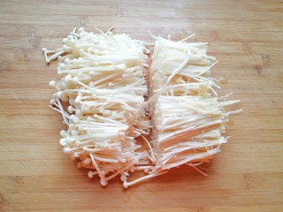 3、冬日暖心菜  番茄金针菇浓汤,金针菇切去根部，用手撕开冲洗干净，从中间切开。