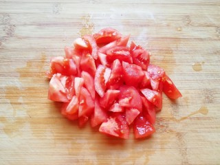 4、冬日暖心菜  番茄金针菇浓汤,番茄洗干净去皮切成块。