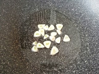 5、冬日暖心菜  番茄金针菇浓汤,炒锅内倒适量的食用油烧热，下入蒜片炒香。