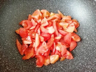 6、冬日暖心菜  番茄金针菇浓汤,下入番茄块。