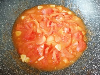 7、冬日暖心菜  番茄金针菇浓汤,翻炒至番茄出汁。