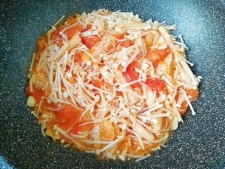 8、冬日暖心菜  番茄金针菇浓汤,下入金针菇翻炒至变软。