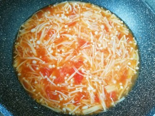 9、冬日暖心菜  番茄金针菇浓汤,加入适量的水烧开。