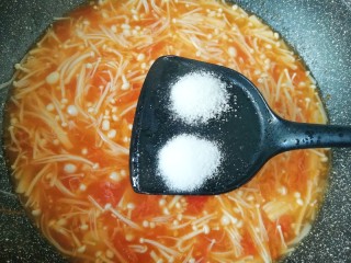 10、冬日暖心菜  番茄金针菇浓汤,放盐和糖调味，煮至汤汁浓稠关火。