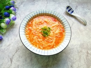 11、冬日暖心菜  番茄金针菇浓汤,盛出撒上香菜。