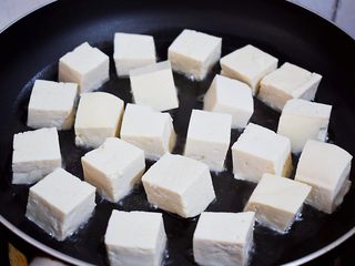 3、白菜豆腐,平底锅倒入适量的食用油烧热，放入豆腐