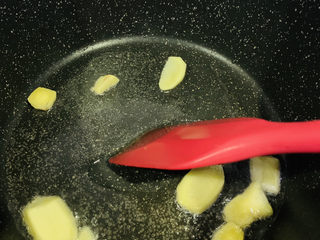 5、牛杂汤,炒香