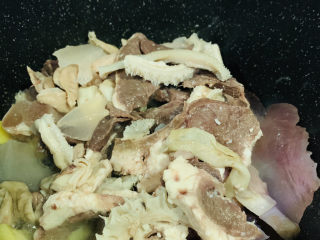 6、牛杂汤,倒入牛杂