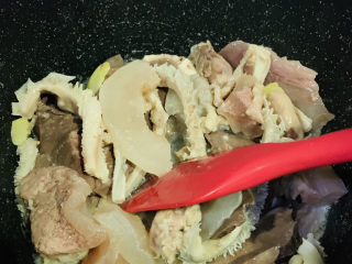 7、牛杂汤,翻炒