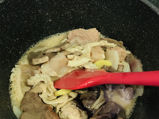 9、牛杂汤,继续翻炒