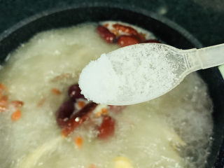 18、牛杂汤,加少许盐，搅拌均匀调料