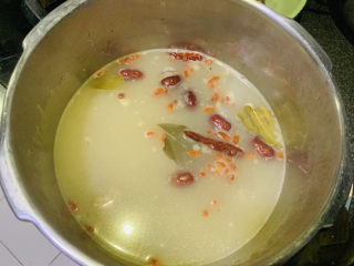 19、牛杂汤,倒入高压锅，大火上汽，中小火20分钟