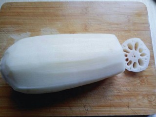 2、#甜味##简单的零食#糯米糖藕,将莲藕去皮，再切掉莲藕头，大约1CM，做盖子。