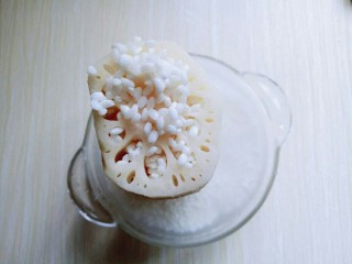 4、#甜味##简单的零食#糯米糖藕,把泡好的糯米，酿入莲藕洞孔中。